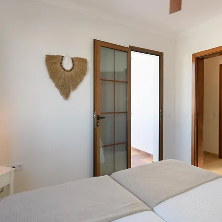 Ca Esmeralda, Volcan Y Lava