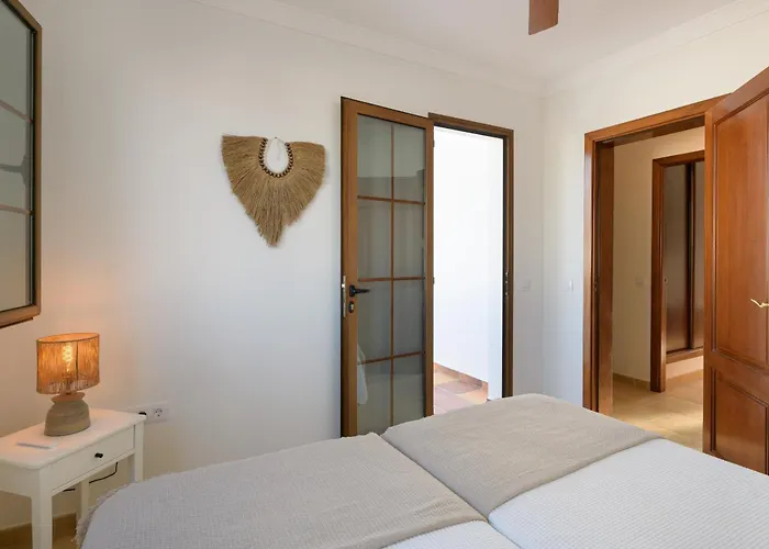 Ca Esmeralda, Volcan Y Lava